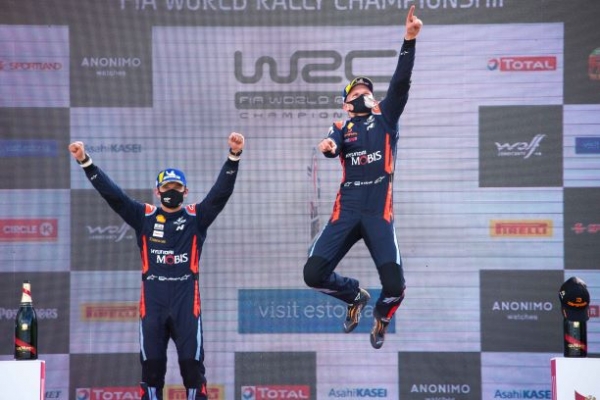 현대차 월드랠리팀 오트 타낙과 코드라이버 마틴 야베오야 선수가 우승을 차지한 후 세레모니를 하고 있는 모습. (사진= 현대자동차)
