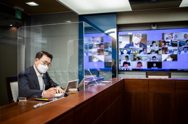 조용병 신한금융그룹 회장이 7일 오전 그룹 본점 회의실에서 그룹사 CEO들과 화상회의를 하고 있다. (사진=신한금융그룹)