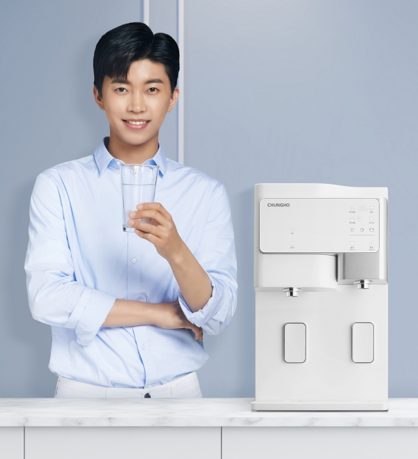 청호 살균냉온정수기 세니타와 모델 임영웅 (사진=청호나이스)