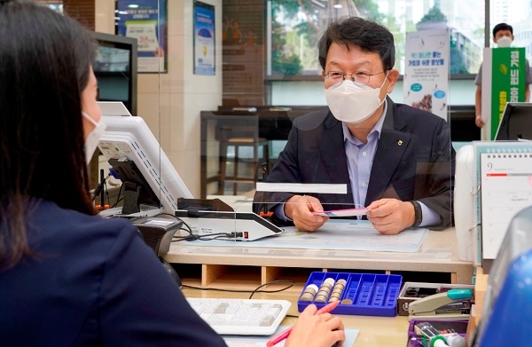 김광수 NH농협금융그룹 회장이 8일 서울 NH농협은행 본점에서 'NH-아문디 100년 기업 그린코리아 펀드'에 가입하고 있다. (사진=NH농협금융그룹)