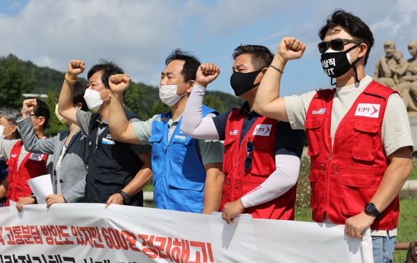 이스타항공 조종사노동조합과 민주노총 공공운수노동조합은 8일 오전 10시 서울 종로구 청와대 사랑채 앞에서 기자회견을 열고 "그간 직원들은 운항 재개를 위해 고통을 감내하며 무급 순환휴직 등을 통해 정리해고만은 막자는 입장이었다"며 "이와 반대로 사측·오너·정부·여당·대통령도 우리의 목소리를 외면하고 있다"고 주장했다. (사진=연합뉴스)