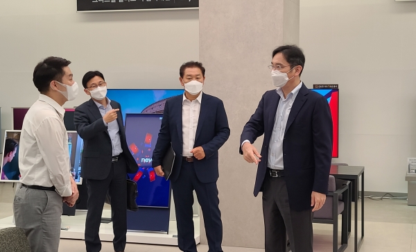 이재용 삼성전자 부회장이 9일 서울 강남구 삼성디지털프라자 삼성대치점을 방문해 매장을 둘러보고 있다. (사진=삼성전자)