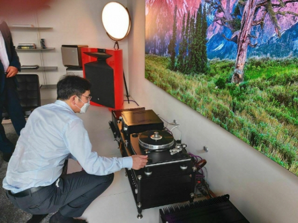 삼성디지털프라자 현장 방문 중인 이재용 부회장의 등이 땀에 젖어있다. (사진=삼성전자)