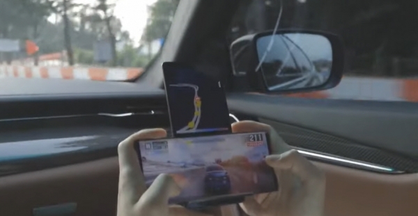 LG '윙' 실물 테스트 영상. (사진=안드로이드 어쏘리티 캡쳐)