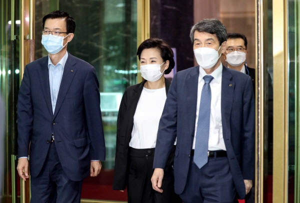 김현미 국토교통부 장관은 14일 오전 정부세종청사에서 확대간부회의를 열고 최근 아시아나항공의 인수합병(M&A)이 무산된 것과 관련해 차질없이 정상영업이 이뤄져야 한다고 실무부서에 당부했다. (사진=연합뉴스)