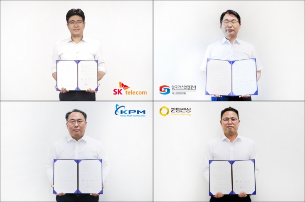 (왼쪽 위부터 시계 방향) 박진효 SK텔레콤 보안사업부장, 김영규 한국가스안전공사 가스안전연구원 원장, 황규종 퀀텀센싱 대표, 박수열 한국플랜트관리 대표가 각자 자택 또는 사무실에서 서명한 협약서를 들어 보이고있다. (사진=SK텔레콤)
