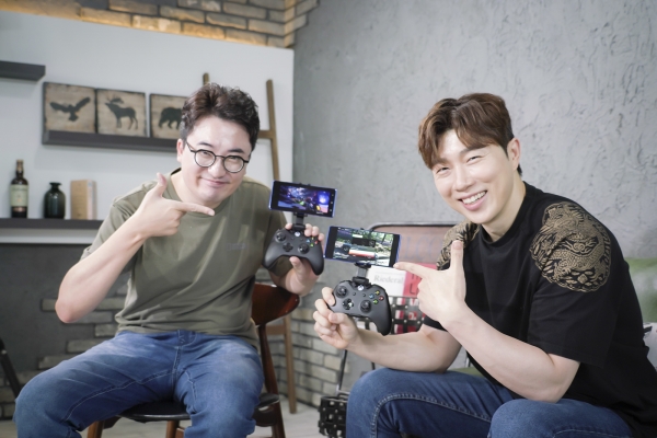 스타크래프트 게임 레전드 임요환(오른쪽)과 유명 게임 유튜버 G식백과가 SKT 5GX 클라우드 게임을 소개하고 있다. (사진=SK텔레콤)
