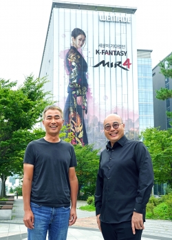 카카오게임즈와 위메이드는 16일 신작 모바일 대규모다중접속역할수행게임(MMORPG) '미르4'의 출시를 앞두고 전략적 사업 제휴를 체결했다. 남궁훈  카카오게임즈 대표(오른쪽)과 장현국 위메이드 대표가 기념사진을 촬영하고 있다. (사진=카카오게임즈)
