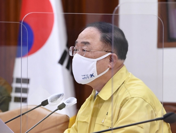 홍남기 경제부총리 겸 기획재정부 장관이 17일 정부서울청사에서 열린 '제3차 한국판 뉴딜 관계장관회의 겸 제16차 비상경제 중앙대책본부회의'에서 발언하고 있다. (사진=연합뉴스)