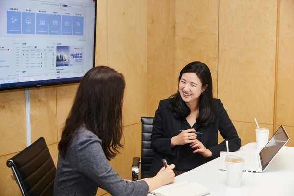 HDC현대산업개발은 'H-PIC 코칭프로그램'을 진행해 팀원 간의 피드백을 공유하고 업무 결과를 극대화한다고 17일 밝혔다. 현대산업개발 팀장과 매니저가 프로그램을 진행하고 있는 모습. (사진= HDC현대산업개발)