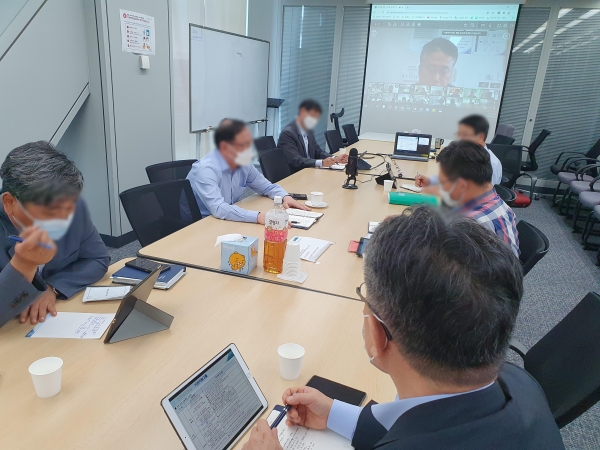 태풍 '하이선'과 관련해 포스코건설의 인프라사업본부 직원들이 영상회의를 진행하고 있다. (사진= 포스코건설)