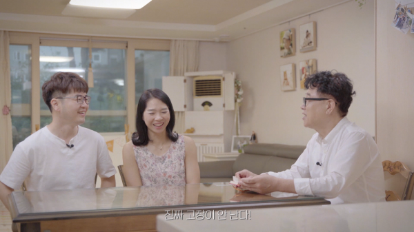 LG전자가 오랫동안 고객들과 함께 해온 '골드스타 에어컨'을 활용해 만든 디지털 캠페인 영상을 18일 공개했다. '달려라 하니'의 이진주 작가(사진 오른쪽)가 고객들과 골드스타 에어컨에 얽힌 사연을 이야기 하고 있다. (사진=LG전자)