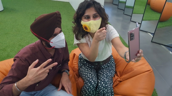 인도 구루그람에 위치한 삼성B2B체험관에서 현지 소비자들이 '갤럭시 Z 폴드2'를 체험하고 있는 모습. (사진=삼성전자)