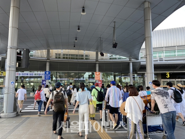 제주공항에 사람들이 붐비고 있다. (사진=주진희 기자)