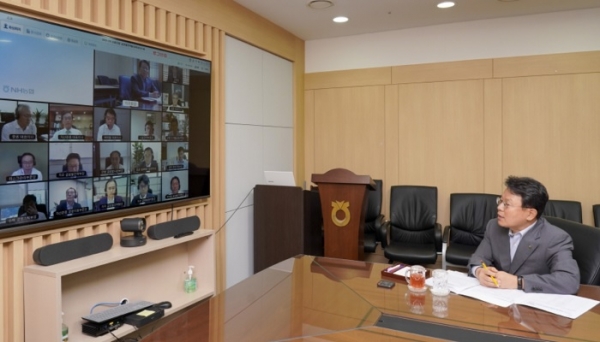 김광수 NH농협금융지주 회장이 지난 17일 열린 제2회 글로벌전략협의회에서 발언을 하고 있다. (사진=NH농협금융지주)