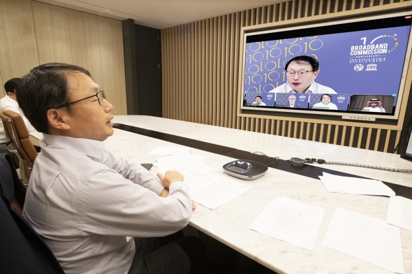 구현모 KT 대표가 지난 18일 화상회의로 이뤄진 브로드밴드 위원회 정기회의에 참석해 ICT 기반 글로벌 감염병 공동 대응체계 구축을 제안하고 있다. (사진=KT)