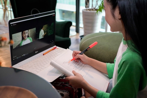 SK텔레콤은 자사의 5G∙인공지능(AI)기술을 활용, 그룹 영상통화 서비스 '미더스(MeetUs)'를 기반으로 한 양방향 원격수업 서비스를 개발한다고 21일 밝혔다. (사진=SK텔레콤)