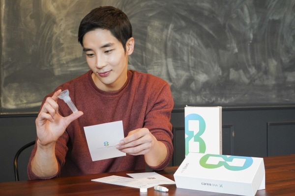 SK텔레콤 홍보 모델이 'care8 DNA'를 홍보하고 있는 모습. (사진=SK텔레콤)