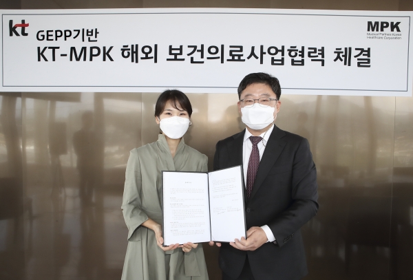 서울 종로구 KT 광화문빌딩 이스트에서 열린 '해외거점형 대한민국 디지털 & 바이오 헬스 사업을 위한 업무협약식'에서 김채희 KT AI·빅데이터사업본부장(왼쪽) 상무, 김헌진 ㈜메디컬파트너스코리아 대표이사가 기념사진을 찍고 있다. (사진=KT)