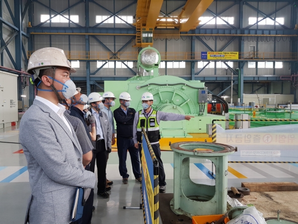 소부장 현장설명회에 참석한 중소기업 관계자가 서부발전 관계자의 설명을 듣고 있다.(사진=서부발전)