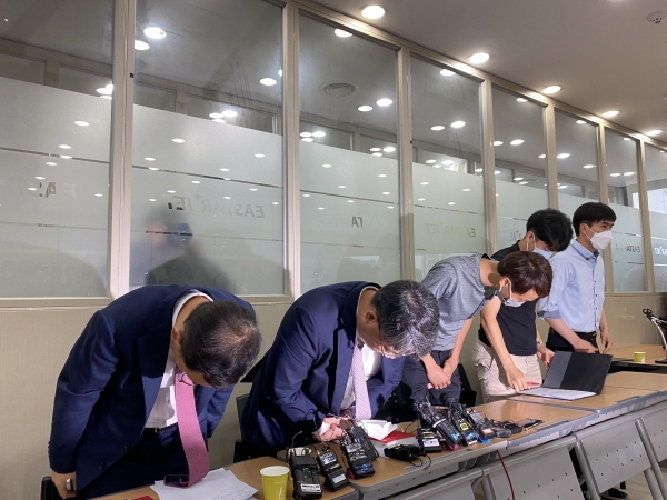 최종구 이스타항공 대표(왼쪽 두 번째) 등이 고개를 숙이고 있다. (사진=주진희 기자)