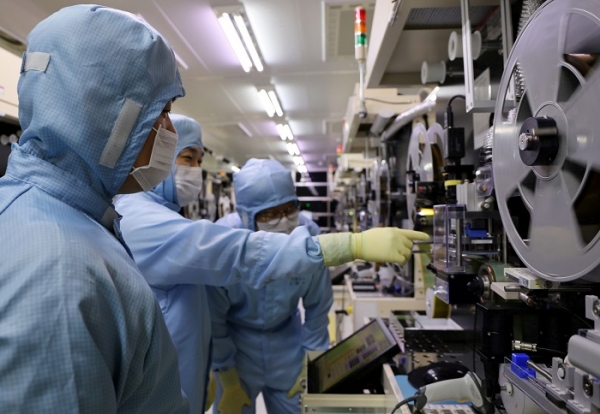 지난 22일 LG이노텍 구미사업장에서 LG이노텍 노조원과 협력사 직원들이 테이프 서브스트레이트 검사 장비를 함께 살펴보고 있다. (사진=LG이노텍 노동조합)