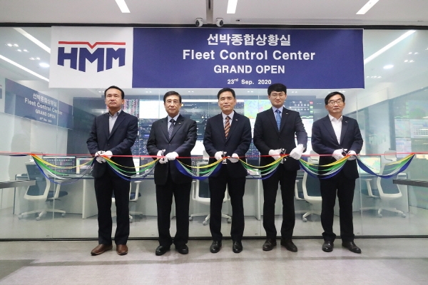 배재훈 HMM 대표이사(왼쪽 두 번째)와 최종철 해사총괄 전무(가운데), 전정근 해상노조위원장(오른쪽 두 번째)이 테이프 커팅을 하고 있다. (사진=HMM)