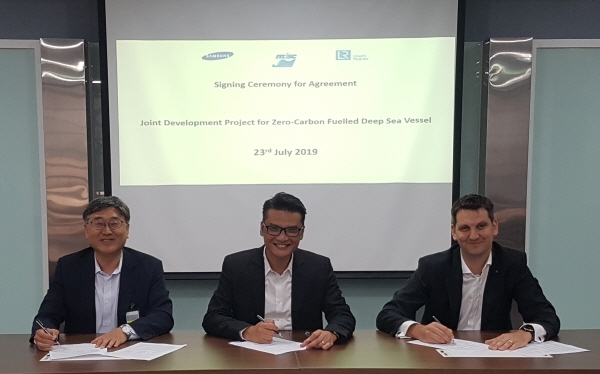 윤종현 삼성중공업 조선시추설계담당(사진 왼쪽)이 '탄소 제로' 암모니아 추진선 개발을 위해 MISC, 로이드선급과 JDP를 체결하고 있다. (사진=삼성중공업)