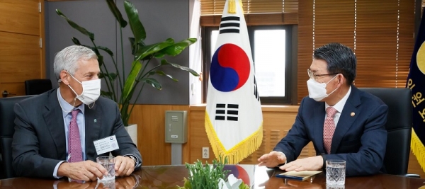 빌 윈터스 SC그룹 회장(왼쪽)과 은성수 금융위원장이 24일 정부서울청사에서 만남을 갖고 금융산업에 대해 의견을 나눴다. (사진=금융위원회)