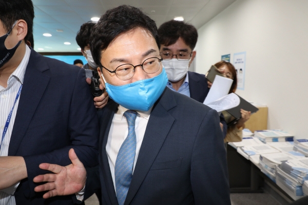 이상직 더불어민주당 의원이 탈당 기자회견을 마친 뒤 이동하고 있다. (사진=연합뉴스)