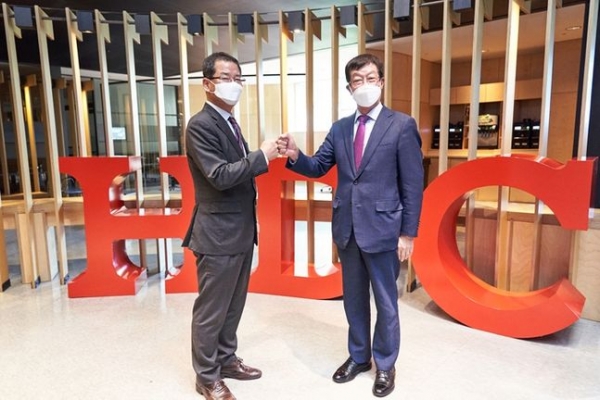 지난 24일 HDC현대산업개발 용산 사옥에서 권순호 HDC현대산업개발 사장(왼쪽)과 강한식 윤주건설 사장은 '공정거래·상생 선언식'을 실시했다. (사진= HDC현대산업개발)