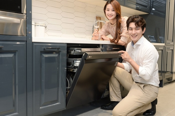 LG전자가 25일 '디오스 식기세척기 스팀' 빌트인 전용 신제품을 출시한 가운데 모델이 제품을 소개하고 있다. (사진=LG전자)