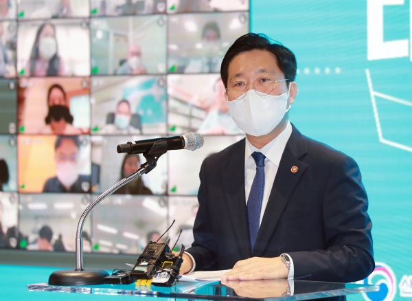 성윤모 산업통상자원부 장관이 23일 열린 '중견기업 디지털연대 출범식'에 참석해 축사를 하고 있다. (사진=산업통상자원부)