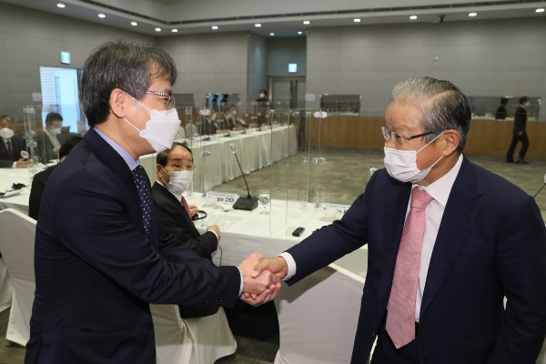 권태신 전국경제인연합회 부회장(오른쪽)이 '주한베트남 대사 초청 기업인 조찬간담회'에 참석해 응우옌 부 뚱 주한베트남 대사와 악수하고 있다. (사진=연합뉴스)