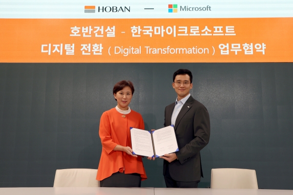 김대헌 호반건설 기획담당 임원(오른쪽)과 이지은 한국마이크로소프트 대표이사가 디지털 전환 업무협약을 체결하고 기념사진을 찍고 있다.(사진=호반건설)