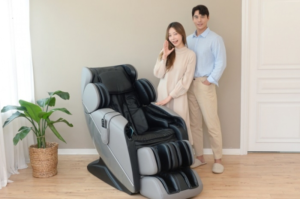 LG전자가 29일 음성인식은 물론 고객 체형에 맞춘 안마까지 가능한 프리미엄 안마의자를 출시한다. 모델들이 LG 힐링미 몰디브(모델명: MH60G)를 소개하고 있다. (사진=LG전자)