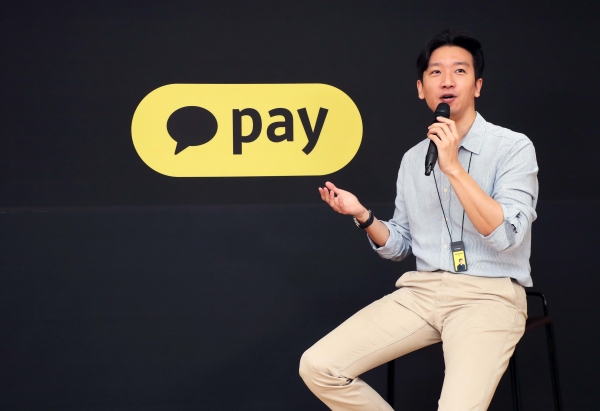 이승효 카카오페이 서비스 총괄 부사장(CPO)이 자산관리 서비스를 소개하고 있다. (사진=카카오페이)<br>