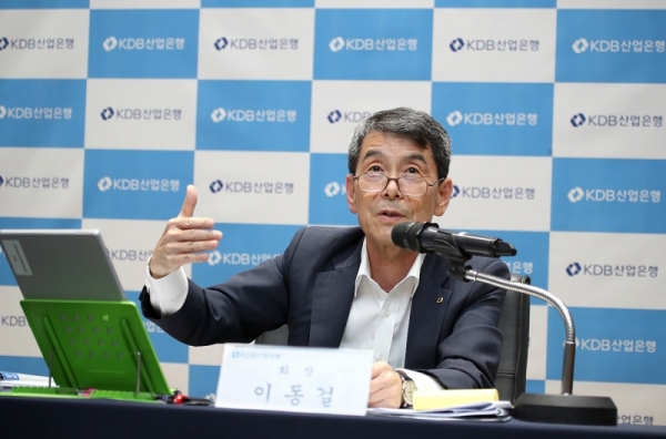 이동걸 산업은행 회장이 28일 온라인 기자간담회에서 연임 소감과 향후 경영방향 등을 설명하고 있다. (사진=산업은행)