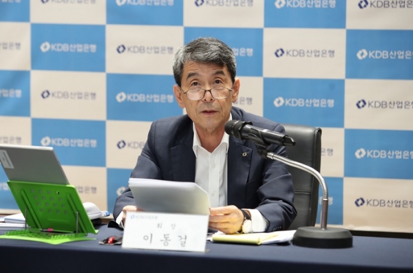 이동걸 산업은행 회장이 28일 오후 온라인 기자간담회에서 기자들 질의에 답하고 있다. (사진=산업은행)