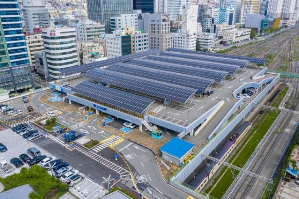 부산역 선상 주차장 지붕에 설치된 태양광발전설비. (사진=한국남부발전)