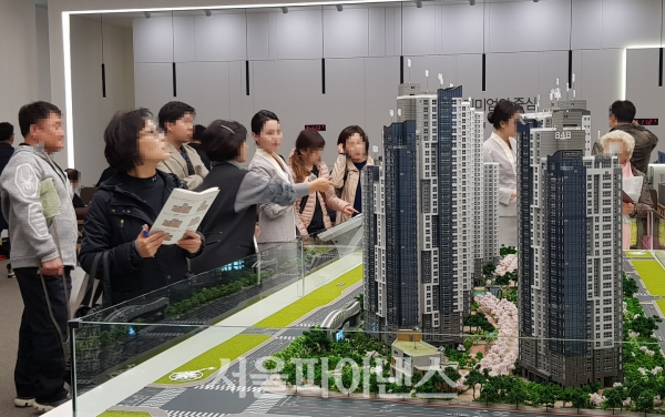 수도권 신규 분양단지 견본주택에서 내방객들이 단지 설명을 듣고 있다. (사진=이진희 기자)