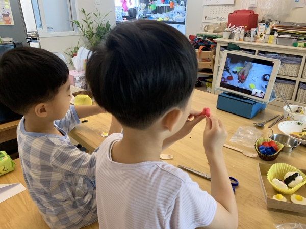 SK그룹이 매 주말 온라인 상에서 구성원 가족을 대상으로 진행하는 '행복공간 프로젝트' 강좌를 하고 있다. 사진은 키즈 클래스 '조물조물 클레이 아트' 강좌. (사진=연합뉴스)