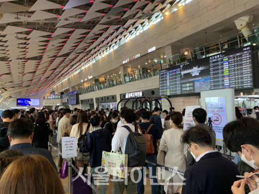 사람들이 탑승수속 절차에 응하기 위해 줄을 서고 있다. (사진=독자제공)