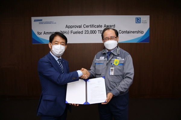 대우조선해양 옥포조선소에서 이진태 로이드선급아시아 대표(왼쪽)가 권오익 대우조선해양 기술본부장 전무에게 인증서를 수여한 뒤 기념촬영을 하고 있다. (사진=대우조선해양)