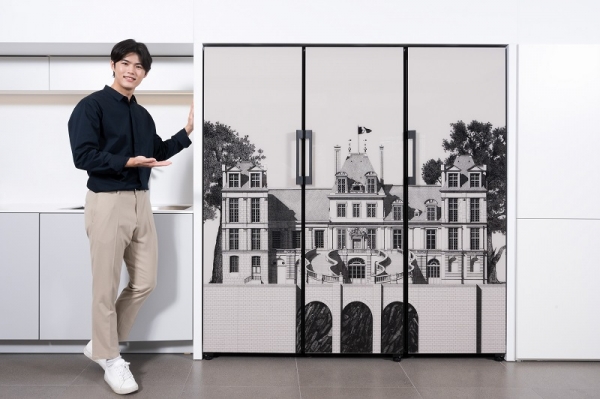 삼성전자 모델이 삼성디지털프라자 강남본점에서 프랑스 유명 일러스트레이터 티보 에렘의 '퐁텐블로 성' 도어 패널 디자인이 적용된 비스포크(BESPOKE) 냉장고 신제품을 소개하고 있다. (사진=삼성전자)