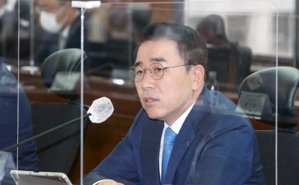 조용병 신한금융그룹 회장이 지난 6일 열린 '2020년 하반기 이사회 워크숍'에서 발언을 하고 있다. (사진=신한금융그룹)