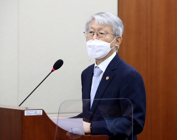 7일 국회에서 열린 과학기술정보방송통신위원회 국정감사에서 최기영 과학기술정보통신부 장관이 선서를 한 뒤 인사말을 하고 있다. (사진=연합뉴스)