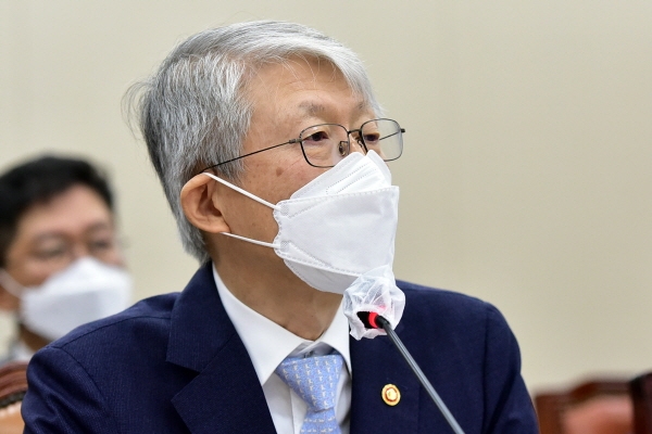 7일 국회에서 열린 과학기술정보방송통신위원회 국정감사에서 최기영 과학기술정보통신부 장관이 의원 질의에 답변하고 있다. (사진=연합뉴스)