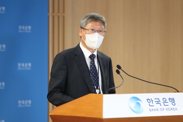 이성호 한국은행 경제통계국 금융통계부장이 8일 오전 서울 중구 한국은행에서 2020년 8월 국제수지(잠정)의 주요 특징을 설명하고 있다. (사진=한국은행)