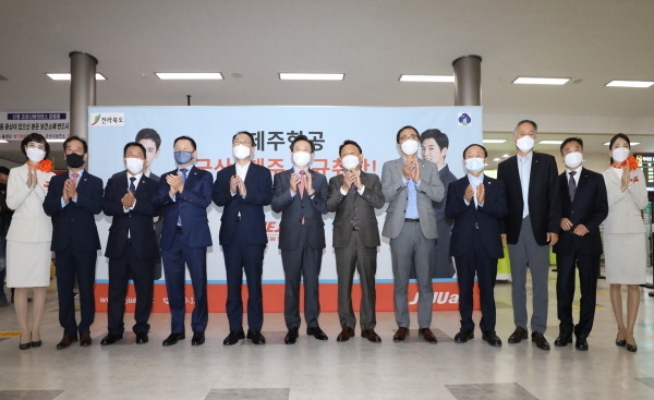 제주항공 관계자들이 군산~제주 노선 취항식을 기념하고 있다. (사진=제주항공)